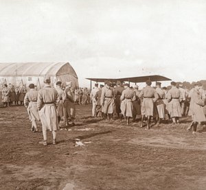 Kampfflugzeug beim Start, um 1914-1918
