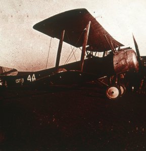 Kampfflugzeug beim Start, ca. 1914-1918 von Unbekannt