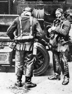 Feuerwehrleute mit Rauchhelmen, Farringdon Street Gummifabrik, London, 1926-1927