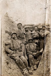 Erster Weltkrieg (1914-1918): Behaarte Soldaten in Winterkleidung in einem Schützengraben 1916-1917. Sie tragen Schafsfelljacken und eine Gasmaske