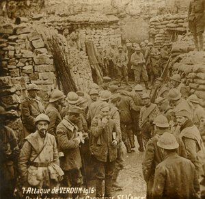 Erste-Hilfe-Posten im Steinbruch, Saint-Vaast, Angriff von Verdun, Nordfrankreich von Unbekannt