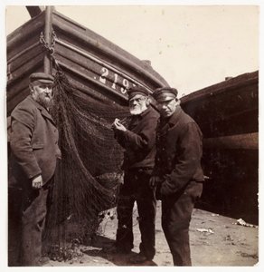 Fischer stehen bei einem Netz, um 1905 von Unbekannt