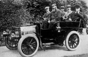 Fünf Männer sitzen in einem Auto, 1902 1935 von Unbekannt