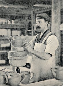 Ausguss an einer Teekanne befestigen, ca. 1917