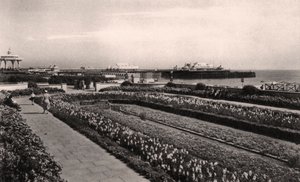 Blumengärten und der West Pier, Brighton, Sussex, 1938 von Unbekannt