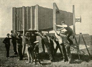 Fokussierung der gigantischen Kamera für die Arbeit, 1901 von Unbekannt