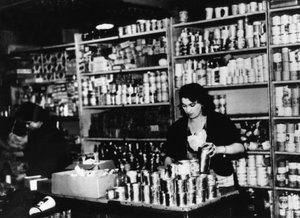 Lebensmittelgeschäft im besetzten Paris, um 1941 von Unbekannt