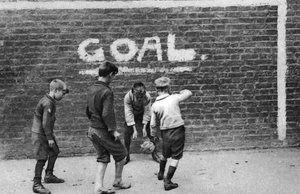 Fußball im East End, London, 1926-1927 von Unbekannt
