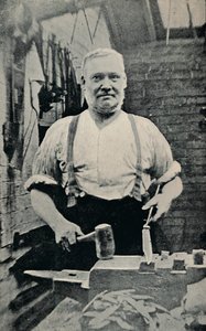 Schmieden einer Klinge, um 1917