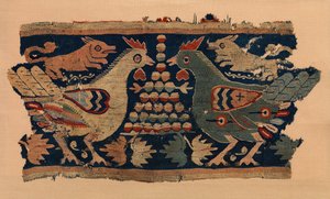 Fragment eines Wandteppichs mit gegenüberstehenden Hähnen und laufenden Hunden, Koptisch, 4.-6. Jahrhundert