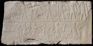 Fragment einer Grabwand, die Opferträger und Metzger darstellt, Ägypten, Altes Reich