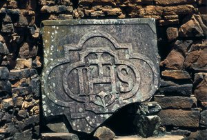 Franco-maçonisches Symbol und Initialen von Christus auf einem Stein, Jesuitenmissionen von San Ignacio Mini in Argentinien, gegründet 1611