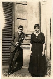 Franz Kafka mit seiner Schwester Ottla vor dem Oppelt-Haus in Prag von Unbekannt