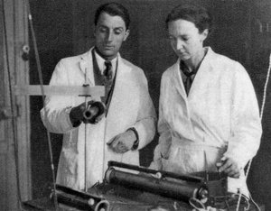 Frédéric Joliot und Irène Joliot-Curie, französische Wissenschaftler, 1935