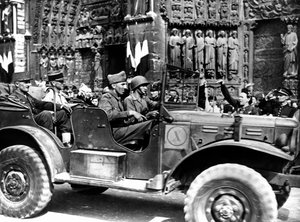 Französischer General Philippe Leclerc vor Notre Dame, Befreiung von Paris, August 1944 von Unbekannt