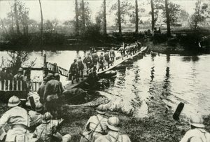 Französische Truppen überqueren einen Fluss, 1919
