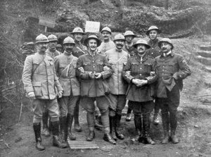 Französische und englische Offiziere am Mount Kemmel nahe Ypern, Belgien, April 1918 von Unbekannt