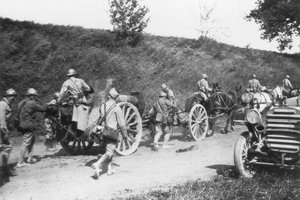 Französische Artilleriebatterie in Bewegung, Chemin des Dames, Frankreich, 1918 von Unbekannt