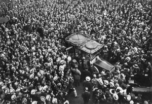 Französische Menschenmengen jubeln Pershing und Joffre zu, Hotel Crillon, Paris, Erster Weltkrieg, 1917