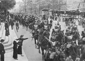 Französische Kürassiere reiten durch die Straßen von Paris auf dem Weg zur Front, 1914 von Unbekannt