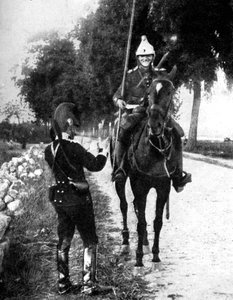Französischer Dragoner, der einem wachsamen belgischen Posten einen Pass übergibt, Erster Weltkrieg, 1914