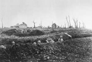 Französische Infanterie errichtet Rückzugsstellungen vor einem zerstörten Bauernhof, Picardie, Frankreich, 1918