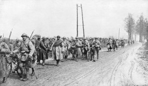 Französisches Infanterieregiment kehrt von der Front zurück, 30. März 1918