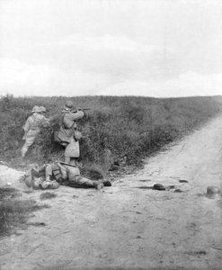 Französische Maschinengewehrschützen fegen eine Straße, Courcelles, südöstlich von Montdidier, Frankreich, 9. Juni 1918 von Unbekannt