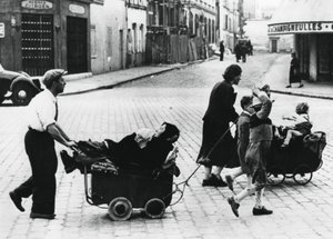 Französische Flüchtlinge kehren nach dem Fall Frankreichs an die Deutschen nach Hause zurück, Frankreich, Juli 1940
