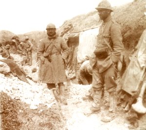 Französische Soldaten in einem eroberten deutschen Schützengraben von Unbekannt