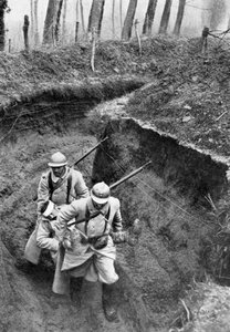 Französische Soldaten tragen einen verwundeten Kameraden von der Front, Erster Weltkrieg, 1917, um 1920 von Unbekannt