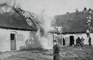 Französische Soldaten bekämpfen ein Feuer, das durch deutsche Brandbomben verursacht wurde, Artois, Erster Weltkrieg, 1915 von Unbekannt