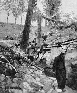 Französische Soldaten gehen nach einem schweren deutschen Bombardement durch einen Graben, Erster Weltkrieg, 1915