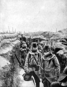 Französische Soldaten mit improvisierten Gasmasken, 1915