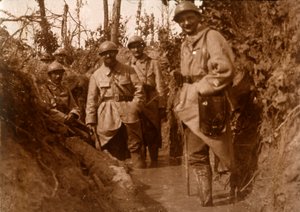 Französische Soldaten im Schlamm, Chemin des Dames, Nordfrankreich, um 1914-1918 von Unbekannt