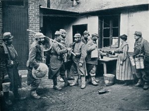 Französische Soldaten kehren aus den Schützengräben zurück und machen eine Pause zur Erfrischung, ca. 1914