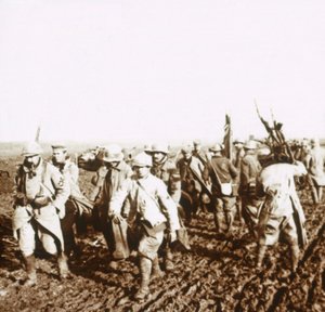 Französische Soldaten mit deutschen Gefangenen, ca. 1914-1918