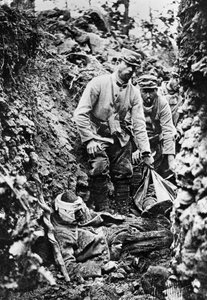 Französische Truppen nach einem deutschen Angriff und Bombardement, Erster Weltkrieg, 30. Juni 1915 von Unbekannt