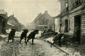 Französische Truppen überqueren eine Dorfstraße unter deutschem Beschuss, Erster Weltkrieg, 1914-1915, ca. 1920 von Unbekannt