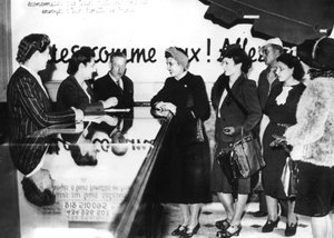 Französische Frauen melden sich für Kriegsarbeit in Deutschland, 1940-1944 von Unbekannt