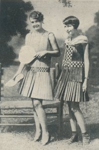 Kleider aus Holzstreifen, um 1935 von Unbekannt