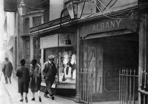 Torhaus in der Vigo Street zum Albany Chambers, London, 1926-1927 von Unbekannt