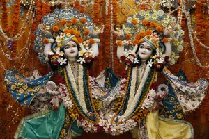 Gaura Nitai Murthis im Krishna-Balaram-Tempel, Vrindavan, Indien von Unbekannt