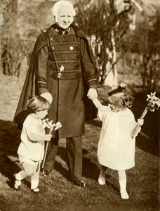 General Bramwell Booth mit seinen zwei Enkeln, 1929, 1935 von Unbekannt