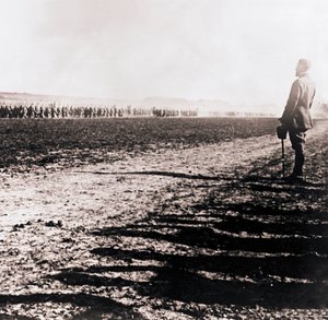 General Henri Gouraud inspiziert Truppenfeld
