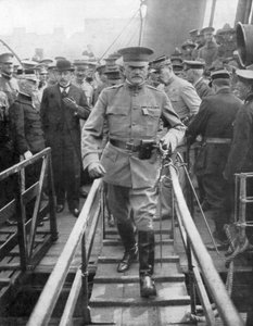 General John Joseph Black Jack Pershing bei seiner Ankunft in Boulogne, Juni 1917, 1926 von Unbekannt