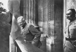 General Pershing auf dem Balkon des Hotel Crillon, Paris, Erster Weltkrieg von Unbekannt