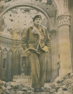 General Sir Bernard Montgomery, begutachtet die zerbombten Ruinen von Fossacesia, 1944-1944
