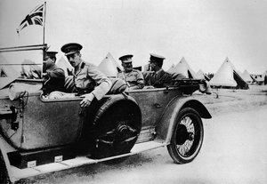 General Sir John Maxwell, Kommandeur der ägyptischen Truppen, fährt durch eines der Lager, 1915