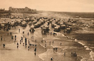 Gesamtansicht des Strandes zur Badezeit, ca. 1928 von Unbekannt